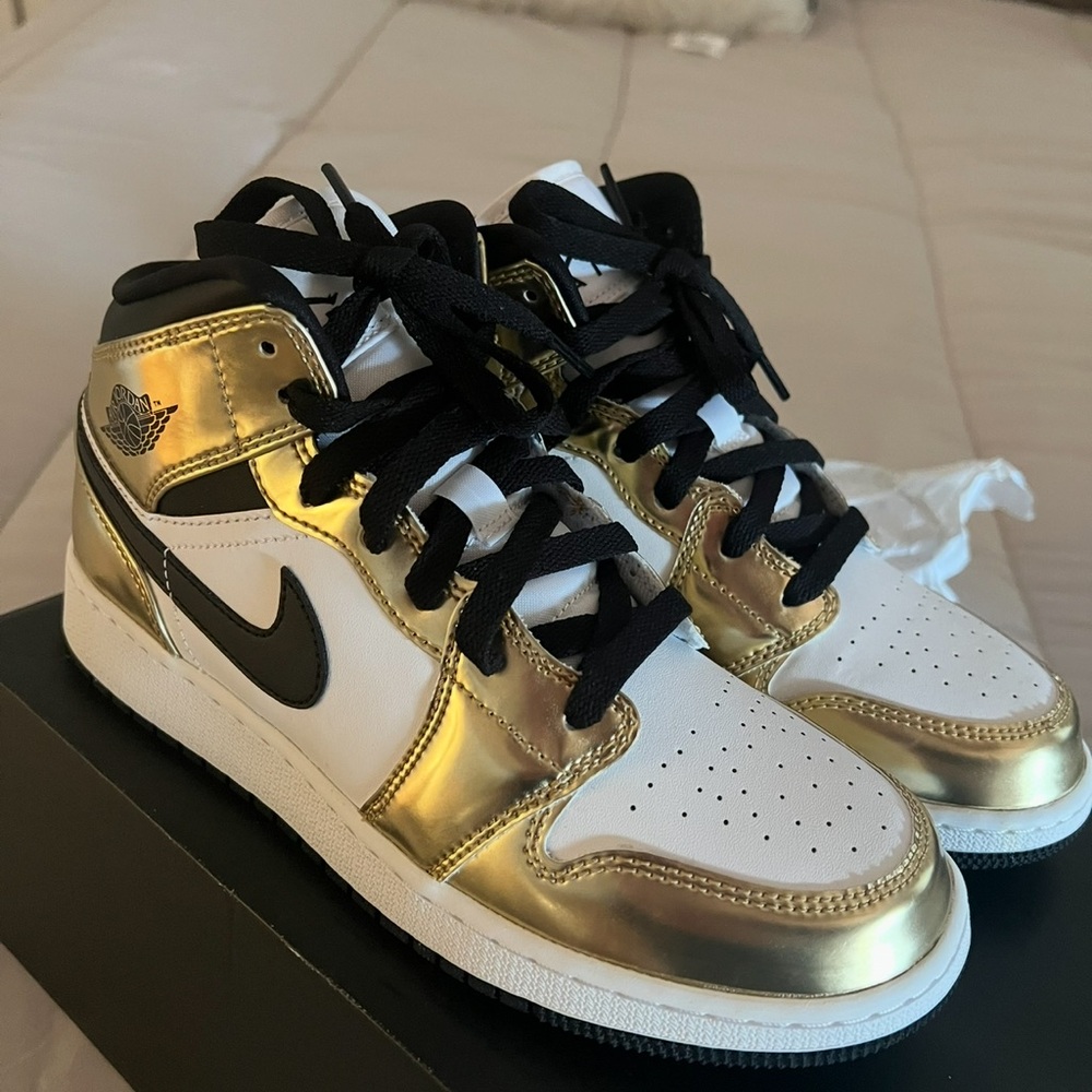 Jordan Kids Sneakers in Gold and White